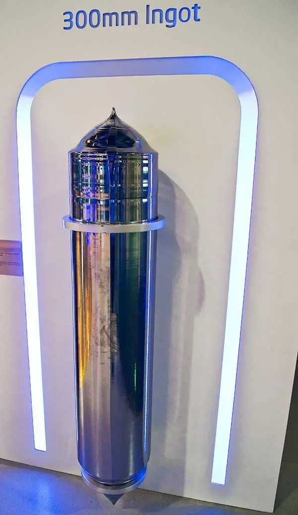 Frenchie_'s tweet photo. Ce gros cylindre de silicium est sans doute l'une des plus violentes multiplications de valeur de toute l'industrie moderne

 Plusieurs milliers de fois, sans exagérer

Au départ, c'est presque rien : quelques centaines de dollars de matière première, du sable purifié

On le fait fondre, puis on en « tire » un cristal unique, géant et parfait : ce lingot 

>Là, il vaut déjà 20 000 à 80 000$

Et le calcul va vite devenir débile

On le découpe en tranches ultra-fines de 0,775 mm d'épaisseur -> les wafers (à droite), ces galettes sur lesquelles on grave les puces. 

Chacune pèse à peine 125 g, un lingot comme celui-ci en donne 300 à 600

Imaginons maintenant qu'on grave dessus des GPU Nvidia, les fameuses puces qui font tourner l'IA

Un H100, c'est une puce énorme : 814 mm², quasiment la taille maximale qu'une machine peut graver en une seule passe

Sur une galette, on en case environ 57; mais après les défauts inévitables, il n'en reste que ~26 bonnes

→ 300 galettes × 26 = ~7 800 GPU
→ 600 galettes × 26 = ~15 600 GPU

À ~20 000 $ pièce, ce seul lingot représente donc 
~220 à ~440 millions de dollars de puces finies

Et entre les deux ? 

Sept entreprises liées à l'IA représentent aujourd'hui plus d'un tiers du S&P 500, et la chaîne élargie en frôle les 40%

Toute une économie suspendue à ce que l'on grave sur ce lingot et ce qu'on en fait

Ce cylindre EST le marché