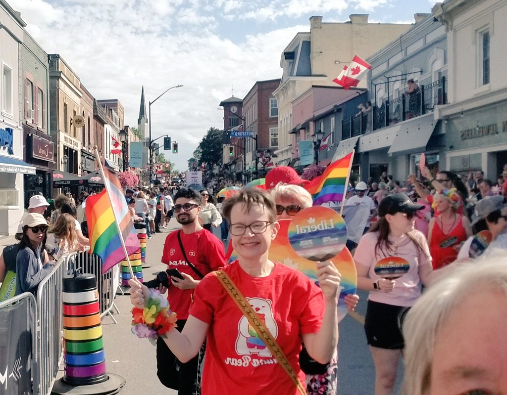 _DebSchulte's tweet photo. Wonderful atmosphere and fun parade at the @YorkPride Fest yesterday in @TownofNewmarket Had a great Liberal team out showing their support and having fun. 🏳️‍🌈 https://t.co/1ngywucbfF