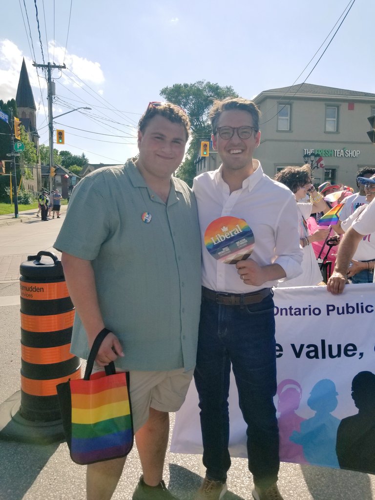 _DebSchulte's tweet photo. Wonderful atmosphere and fun parade at the @YorkPride Fest yesterday in @TownofNewmarket Had a great Liberal team out showing their support and having fun. 🏳️‍🌈 https://t.co/1ngywucbfF