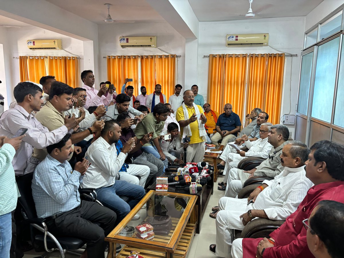 ErAshishSPatel's tweet photo. आज गोण्डा में आयोजित प्रेस वार्ता को संबोधित कर यशस्वी प्रधानमंत्री श्री @narendramodi जी के नेतृत्व में केंद्र सरकार के 12 वर्षों की उपलब्धियों को साझा किया।

जनकल्याणकारी योजनाओं एवं विकास कार्यों के माध्यम से गोण्डा सहित देश निरंतर विकसित भारत के संकल्प की ओर अग्रसर है। 🇮🇳 https://t.co/EA7AOlqMXV