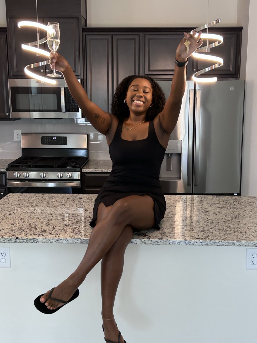 _Patience_E's tweet photo. Big Shoutout to my girl @seacarmm purchasing her first 🏠 I love you and proud of you 🍾❤️🎉 https://t.co/ZakjkpkabM