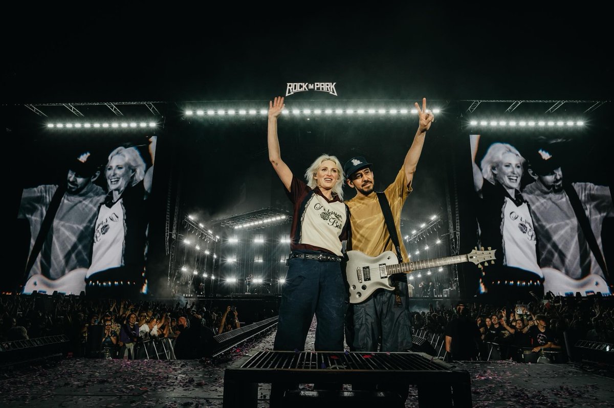 LPLive's tweet photo. TONIGHT: Linkin Park become the first female-led band to headline Download in the festival's entire history! 🇬🇧

The band last performed there in 2014, when they performed 'Hybrid Theory' in its entirety. What's in store for tonight's legendary show? https://t.co/rJfyvtX7ie https://t.co/GzDwSjEbex