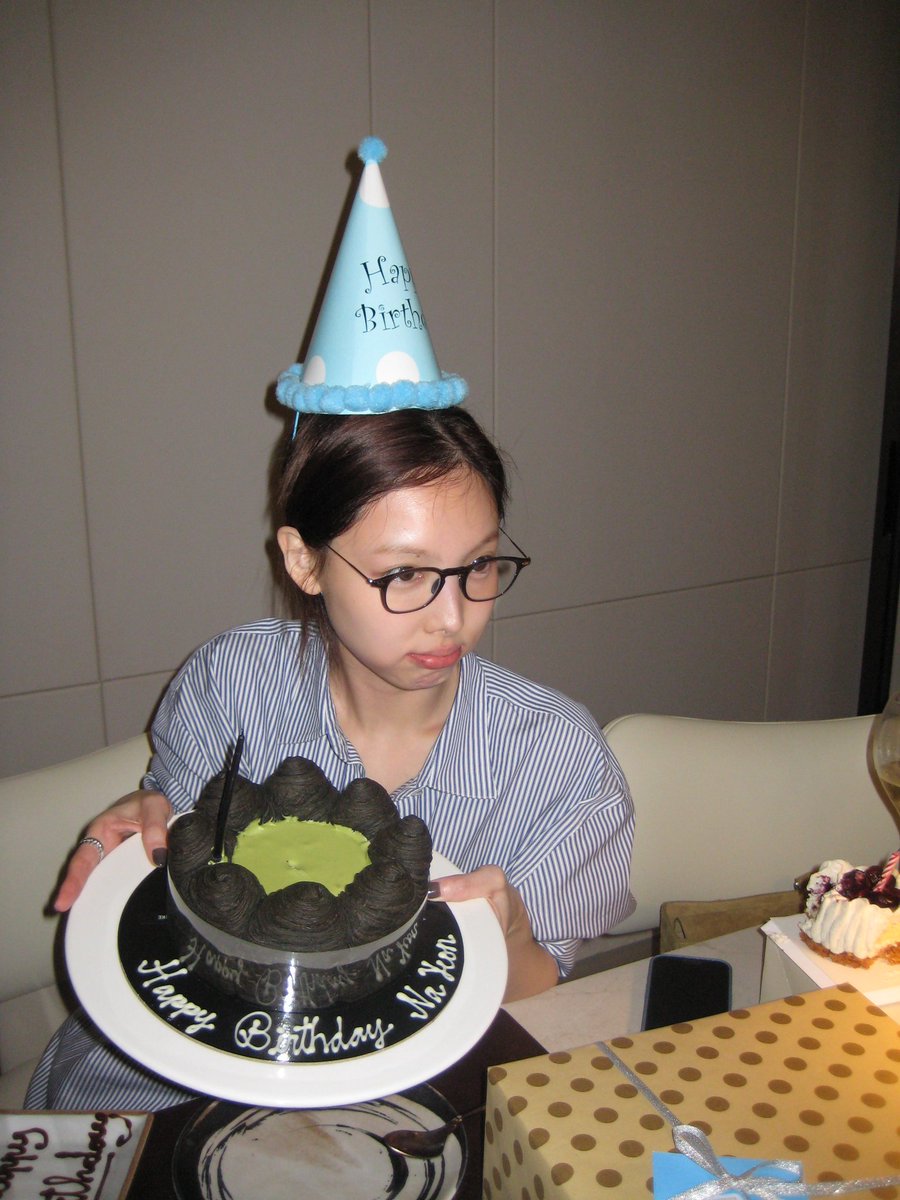 wonce_961109's tweet photo. Who keeps giving everyone the Elphaba cake... https://t.co/fcKL2RtR7M