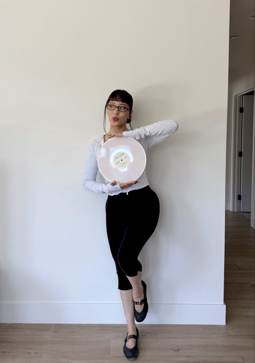 faouzia's tweet photo. THE FILM NOIR VINYL IS FINALLY HERE !!! 🪽🗡️🩸

i am so proud of it , so much love &amp; care was put into making it &amp; i can’t wait for it to be in your hands . you’ll be able to get it on tour in whatever city you’re losing your mind in .. should i make it available online too ? ♡ https://t.co/J9tjZtwZdy