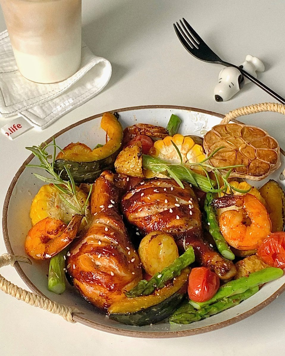 uk_hina's tweet photo. New pick-me-up for weight loss! Toss grilled chicken, quinoa u0026 roasted veggies—light, tasty, and keeps you full all afternoon. Ready in 15 mins, no fancy skills needed! https://t.co/SkMJCS3gIY
