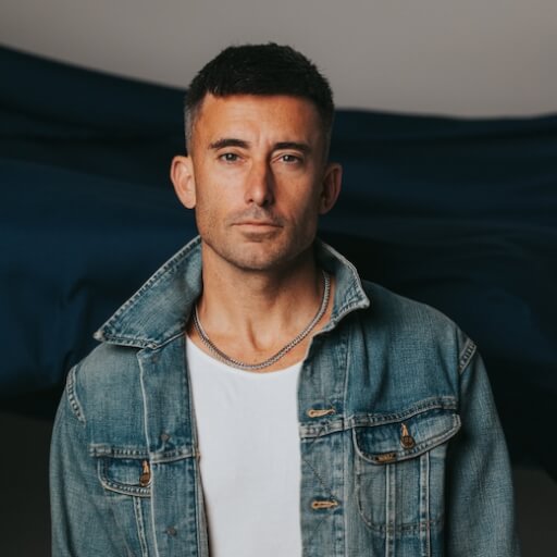 PJMiranda7's tweet photo. my late 30s and going on 40 in a couple of years, @philwickham is differently my favorite singer in these days. Beautiful vocals, awesome dude, and brings me color to God and Jesus every listen.  Cant wait for October. 😃 as I get older im differently getting closer to God.🥰 https://t.co/77Tuoqz2ss