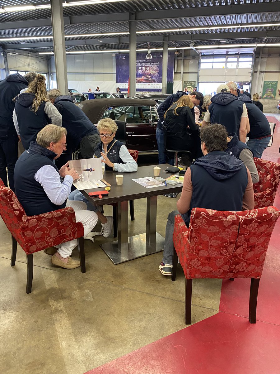 GvLL1's tweet photo. 15e Gijs van Lennep Legend: start in Arnhemse #HooperInternational museum van Toni Bienemann. Na een gedegen briefing worden de 95 equipes weggevlagd door Gijs van Lennep (84) himself. Op naar Nijkerk! https://t.co/Gv8xWrQoDE