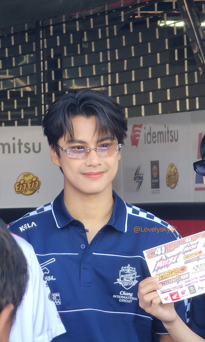 LovelyskyW's tweet photo. โอมกับแสงแดดบุรีรัมย์ ตอนเป็นพี่ดาราก็หล่อสะบัดเลย Miss U 🧡🏍💨
#ohmpawat https://t.co/ZUptFXxwaH