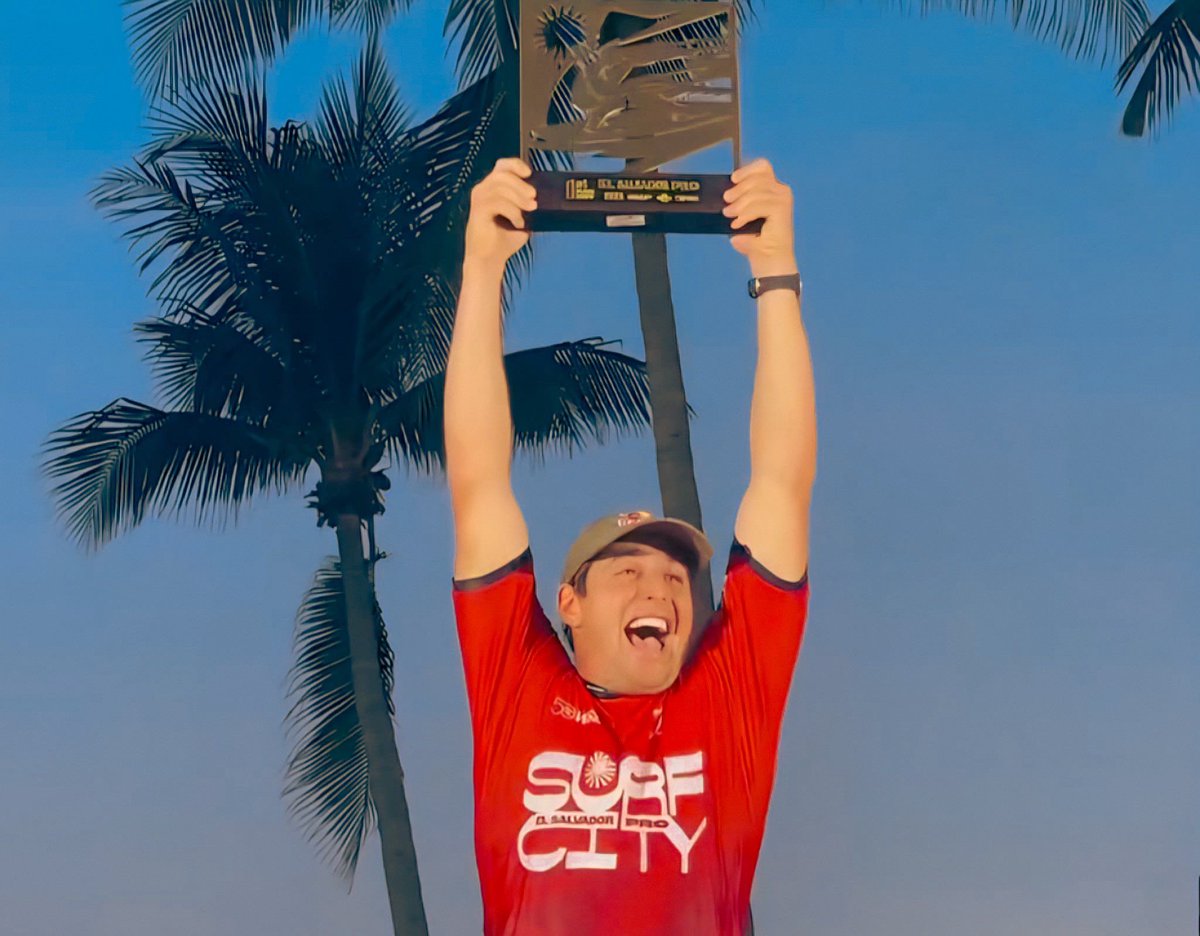 andreaabodi's tweet photo. Le onde dell’oceano Pacifico di Punta Roca, nel lontano El Salvador, hanno incoronato un surfista italiano: Leonardo Fioravanti ! Primo italiano - e primo atleta del Mediterraneo - a vincere una tappa della @wsl , il circuito mondiale di uno sport meraviglioso, affascinante, spettacolare. Quanti viaggi per cercare le onde giuste, allenamenti, impegno, perseveranza ed equilibrio, quante cadute per poi riprendere la tavola e ricominciare ! Che travolgenti sensazioni si provano quando, dopo il tempo dell’attesa di quella giusta, si riesce a volare sulla cresta dell’onda, quando si attraversa fino a domarla, e che estasi Leonardo, quando oltre alla natura hai finalmente domato tutti gli avversari e ti sei sentito in cima all’onda della tua passione e del mondo. Sei l’emblema e l’esempio di una comunità che cresce, migliora e s’impegna, quella della Federazione Italiana Surfing Sci nautico e Wakeboard che il suo Presidente Claudio Ponzani guida con passione, competenza e umanità. Felice di questo successo e del vostro percorso ! 🇮🇹