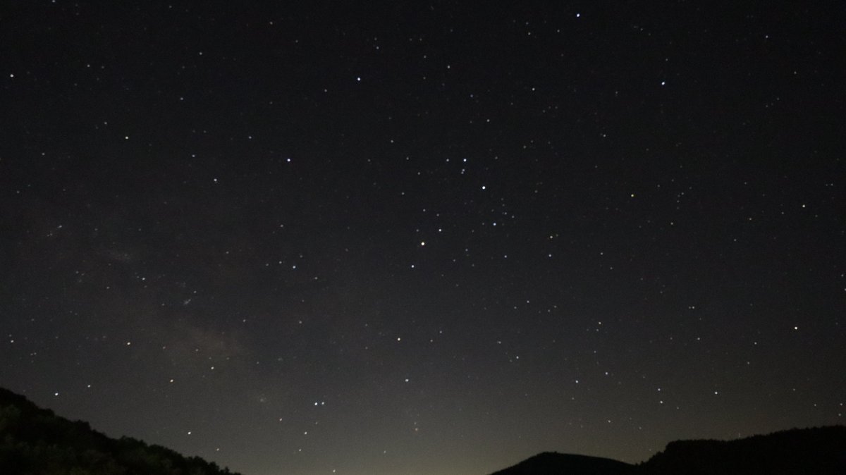 Yu_Ousaka_WR's tweet photo. 夜に星を探すのは、明かりを見つけたいから。

暗く沈んだ胸中にあっても、人はどこかで希望を探そうとする。

そんな前向きな気持ちを僕は尊く思う。

最近星空を見上げましたか？ https://t.co/eJjpqtcbgu