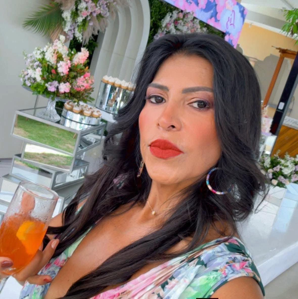 ContactoRa10288's tweet photo. 🚨 #Urgente | La fiscal Alexandra Bravo fue asesinada este domingo durante un ataque armado ocurrido en la avenida Flavio Reyes, en #Manta.

En el hecho también murió la mujer que la acompañaba, quien, según versiones preliminares, intentó protegerla durante el ataque. La Policía Nacional desplegó un operativo e inició las investigaciones para identificar a los responsables.
