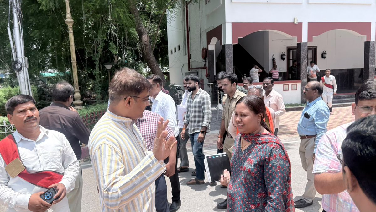 greenindiaf's tweet photo. प्रयागराज सर्किट हाउस में माननीय मंत्री श्री स्वतंत्र देव सिंह जी जनप्रतिनिधियों ��र प्रशासनिक अधिकारियों के साथ जिले की परियोजनाओं पर एक सार्थक चर्चा हुई इस बैठक में जन-अरण्य सहित विभिन्न जनहितकारी विषयों पर विस्तार से मंथन किया गया आमंत्रण के लिए जिला प्रशासन का हार्दिक धन्यवाद https://t.co/bQr0k7Oxzz