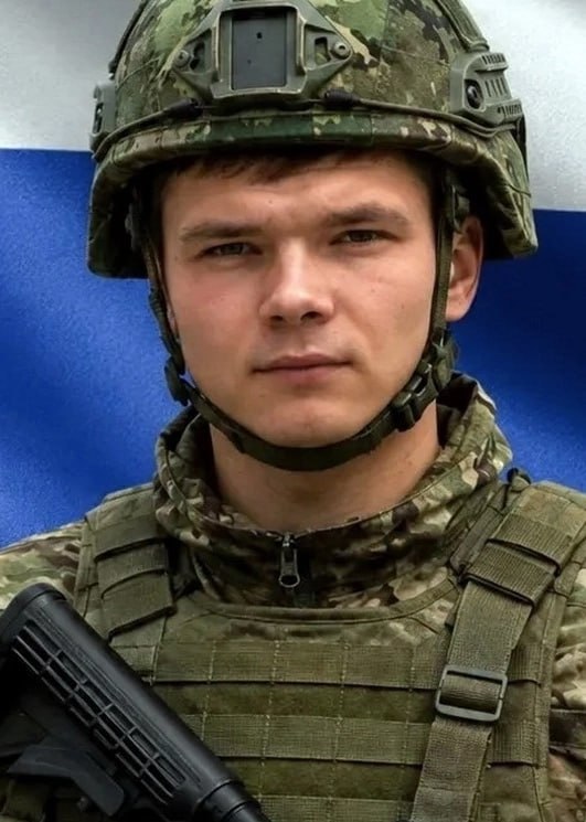 Activatica's tweet photo. Погибли два студента, попавшиеся на приманку беспилотных войск

О гибели бывшего студента из Томска Артема Матвеева, который завербовался в беспилотные войска, сегодня написала «НеМосква» со ссылкой на тётю студента.

«Узнав о возможности службы в современных подразделениях, Артем загорелся идеей применить свои знания на практике и работать с беспилотниками», – рассказала тётя погибшего.

Однако вместо беспилотных войск Артема после подготовки на полигоне направили в 247-й десантно-штурмовой полк, где он погиб на передовой. Как и когда это случилось, его тётя не сообщила.

Также погиб 20-летний оператор беспилотников из Бурятии, 11 июня его похоронили в Закаменске, сообщил телеграм-канал «Люди Байкала». Илья Ульянов пошёл воевать во время учёбы на последнем курсе Закаменского агропромышленного техникума на мастера сельхозпроизводства. Он подписал контракт с Минобороны 23 мая 2025 года. Он был оператором БПЛА батальона связи войсковой части 69647, где базируется 37-я мотострелковая бригада (Кяхта). Погиб 27 мая 2026 года, через год и два дня после заключения контракта, в районе села Сладкое Запорожской области. У него остались родители и братья. 

Минобороны РФ начало кампанию по вербовке российских студентов в беспилотные войска в конце 2025 года. Студентам настойчиво предлагают взять академический отпуск, заключить как минимум на год военный контракт и отправиться на войну с Украиной. При этом им угрожают отчислением.

В апреле стало известно о гибели первого студента, которого завербовали в российские беспилотные войска. Валерию Аверину, также уроженцу Бурятии, было 23 года. Его мать заявила, что его отправили «в штурм, в мясорубку самую».

Глава юротдела «Движения сознательных отказчиков» Артем Клыга уверен, что студентов, заявивших о желании управлять дронами, будут регулярно отправлять в штурмовики или в пехоту:
«Всех студентов российских вузов не наберут быть операторами дронов – наберут какую-то часть, а остальным скажут: вы не подошли по требованиям, потому что требований там достаточно много. Их отправят на другие воинские должности, абсолютно простые, назначат стрелком в пехоту, и окажутся они в штурме на первой линии».

Фото: Говорит НеМосква, Люди Байкала

🟠Подписывайтесь на @Activatica в Telegram      

🟠Предложите новость @ActivaticaBot

#студенты #вербовка #война #гибель #томскаяобласть #бурятия