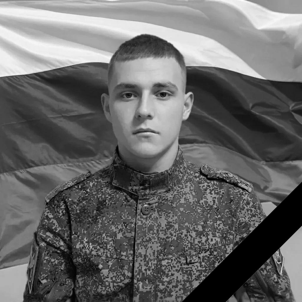 Activatica's tweet photo. Погибли два студента, попавшиеся на приманку беспилотных войск

О гибели бывшего студента из Томска Артема Матвеева, который завербовался в беспилотные войска, сегодня написала «НеМосква» со ссылкой на тётю студента.

«Узнав о возможности службы в современных подразделениях, Артем загорелся идеей применить свои знания на практике и работать с беспилотниками», – рассказала тётя погибшего.

Однако вместо беспилотных войск Артема после подготовки на полигоне направили в 247-й десантно-штурмовой полк, где он погиб на передовой. Как и когда это случилось, его тётя не сообщила.

Также погиб 20-летний оператор беспилотников из Бурятии, 11 июня его похоронили в Закаменске, сообщил телеграм-канал «Люди Байкала». Илья Ульянов пошёл воевать во время учёбы на последнем курсе Закаменского агропромышленного техникума на мастера сельхозпроизводства. Он подписал контракт с Минобороны 23 мая 2025 года. Он был оператором БПЛА батальона связи войсковой части 69647, где базируется 37-я мотострелковая бригада (Кяхта). Погиб 27 мая 2026 года, через год и два дня после заключения контракта, в районе села Сладкое Запорожской области. У него остались родители и братья. 

Минобороны РФ начало кампанию по вербовке российских студентов в беспилотные войска в конце 2025 года. Студентам настойчиво предлагают взять академический отпуск, заключить как минимум на год военный контракт и отправиться на войну с Украиной. При этом им угрожают отчислением.

В апреле стало известно о гибели первого студента, которого завербовали в российские беспилотные войска. Валерию Аверину, также уроженцу Бурятии, было 23 года. Его мать заявила, что его отправили «в штурм, в мясорубку самую».

Глава юротдела «Движения сознательных отказчиков» Артем Клыга уверен, что студентов, заявивших о желании управлять дронами, будут регулярно отправлять в штурмовики или в пехоту:
«Всех студентов российских вузов не наберут быть операторами дронов – наберут какую-то часть, а остальным скажут: вы не подошли по требованиям, потому что требований там достаточно много. Их отправят на другие воинские должности, абсолютно простые, назначат стрелком в пехоту, и окажутся они в штурме на первой линии».

Фото: Говорит НеМосква, Люди Байкала

🟠Подписывайтесь на @Activatica в Telegram      

🟠Предложите новость @ActivaticaBot

#студенты #вербовка #война #гибель #томскаяобласть #бурятия
