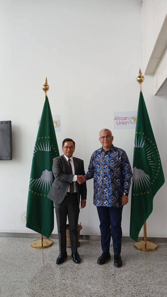 steveplalande's tweet photo. Honoured to have held a constructive meeting with the Ambassador of the Republic of Indonesia to Ethiopia, H.E. Faizal Chery Sidharta.

Our discussion focused on the ongoing cooperation between the African Union and the Republic of Indonesia. https://t.co/H2yjKvS44X