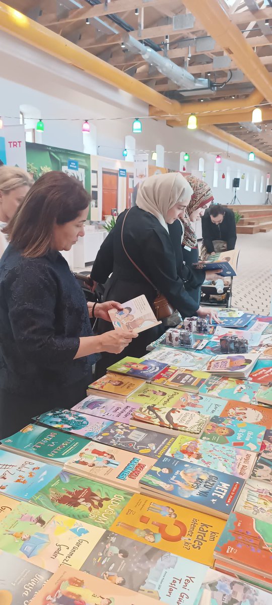 SayimMadak's tweet photo. Rami'de, Şule Yüksel Şenler Vakfı tarafından düzenlenen kitap ve kültür etkinliğini ziyaret ettim. Bu anlamlı buluşmada, Şule Yüksel Şenler’in fikir ve duruşunun izlerini görmek ayrıca kıymetliydi. 

Özellikle aileyi merkeze alan yayınlar ile çocuklarımızın hayal ve değer dünyasını zenginleştirmeyi amaçlayan eserlerin fazla olması dikkat çekici ve yayınevleriyle gerçekleştirdiğimiz sohbetlerde, okuma kültürünü güçlendirmeye yönelik gayretleri görmek memnuniyet vericiydi. 

Kitabın, kültürün ve fikrin etrafında şekillenen böylesi programların toplumsal hafızamızın güçlenmesine ve aile yapımızın korunmasına önemli katkılar sunduğuna inanıyorum. 

Bu kıymetli organizasyonda emeği geçen vakıf yöneticilerine, yayınevlerine ve tüm katılımcılara teşekkür ediyor; Şule Yüksel Şenler gibi bir mütefekkirin mirasına sahip çıkan, kitapla büyüyen, kültürle zenginleşen ve değerleriyle güçlenen nesiller diliyorum.
