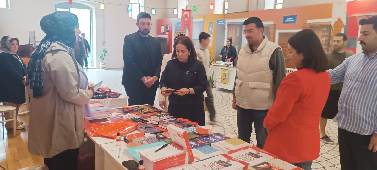 SayimMadak's tweet photo. Rami'de, Şule Yüksel Şenler Vakfı tarafından düzenlenen kitap ve kültür etkinliğini ziyaret ettim. Bu anlamlı buluşmada, Şule Yüksel Şenler’in fikir ve duruşunun izlerini görmek ayrıca kıymetliydi. 

Özellikle aileyi merkeze alan yayınlar ile çocuklarımızın hayal ve değer dünyasını zenginleştirmeyi amaçlayan eserlerin fazla olması dikkat çekici ve yayınevleriyle gerçekleştirdiğimiz sohbetlerde, okuma kültürünü güçlendirmeye yönelik gayretleri görmek memnuniyet vericiydi. 

Kitabın, kültürün ve fikrin etrafında şekillenen böylesi programların toplumsal hafızamızın güçlenmesine ve aile yapımızın korunmasına önemli katkılar sunduğuna inanıyorum. 

Bu kıymetli organizasyonda emeği geçen vakıf yöneticilerine, yayınevlerine ve tüm katılımcılara teşekkür ediyor; Şule Yüksel Şenler gibi bir mütefekkirin mirasına sahip çıkan, kitapla büyüyen, kültürle zenginleşen ve değerleriyle güçlenen nesiller diliyorum.