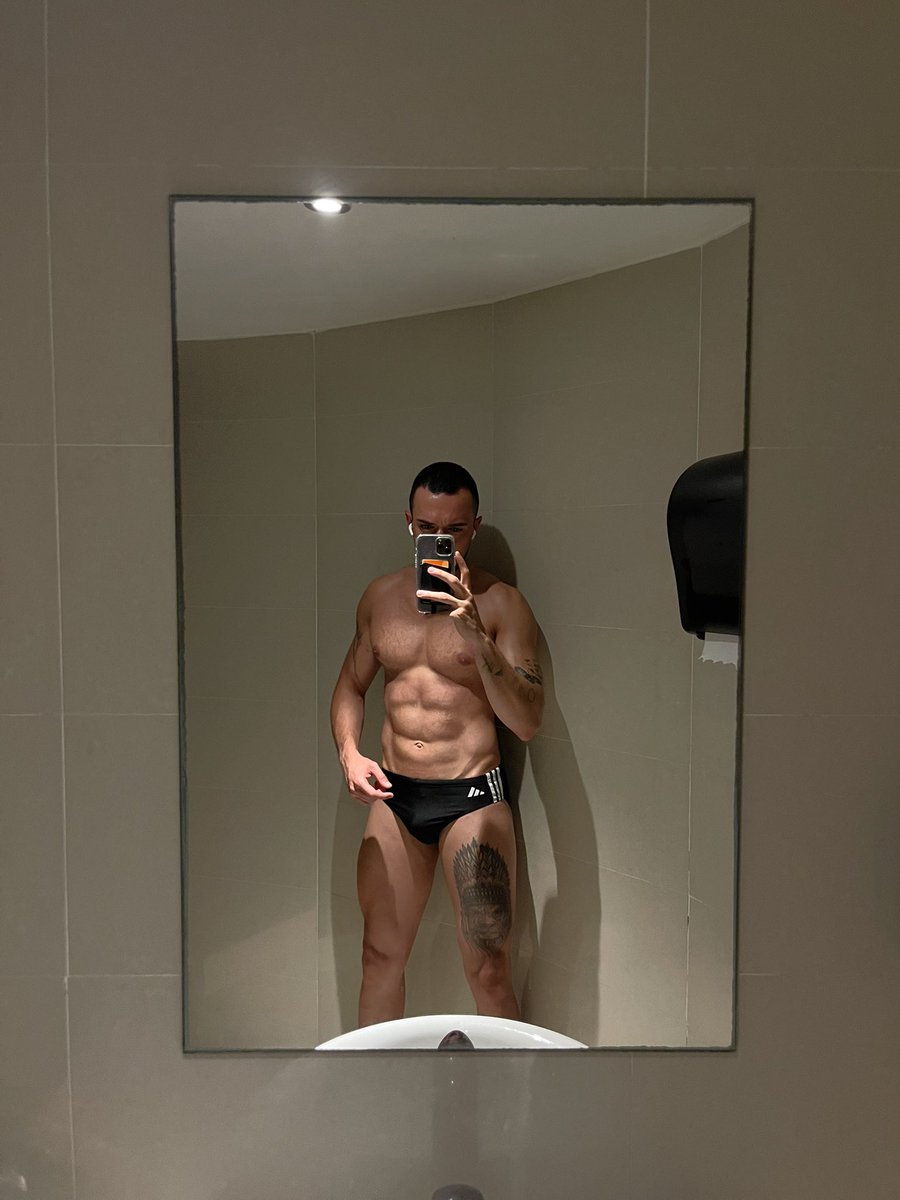 chrisboro_'s tweet photo. No hay nada más sexy que se te vaya quedando la marca del bañador 🫦 

#sun #verano #summer https://t.co/W7BMiVnhMs