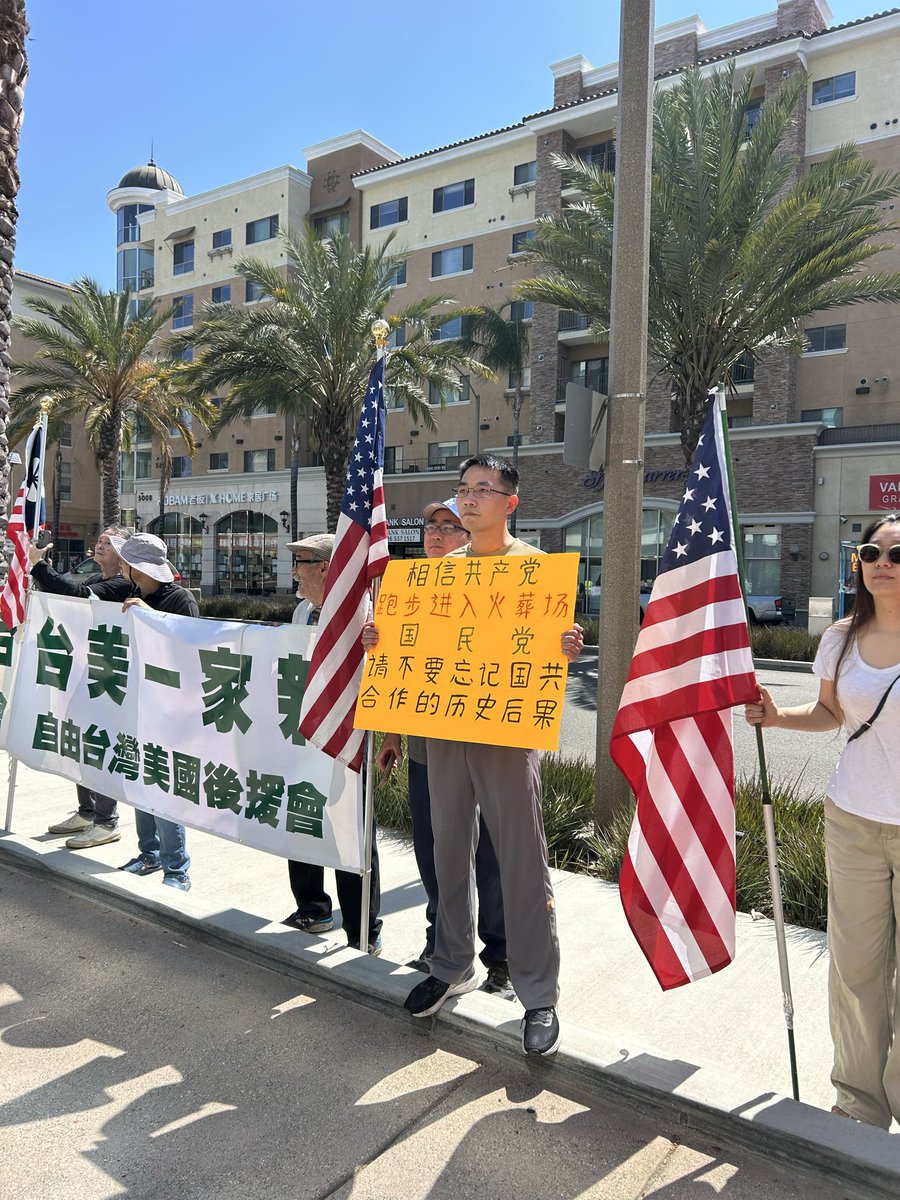 ChaoqunFu59550's tweet photo. 抗议国民党主席郑丽文的活动现场。许多民众高举“相信共产党跑步进入火葬场”“反对亲中卖台”等标语，质疑其主张与言论过度迎合北京立场，忽视台湾主权与安全。台湾的未来应由2300万人民共同决定，而不是向任何威权政权低头。#守护台湾 #反对亲中卖台 #民主自由 https://t.co/oFuTNPqj02
