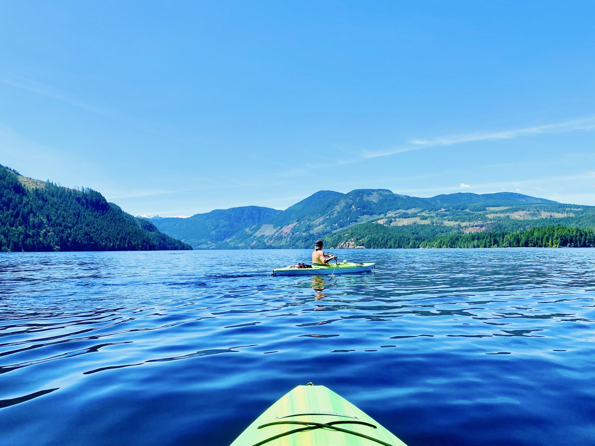 Yoz29's tweet photo. Under the sun, right in the middle of the lake.. 🚣🏽😎

#kayakingexperience
#kayaking
#sunnyday https://t.co/HsLjLtJL5V