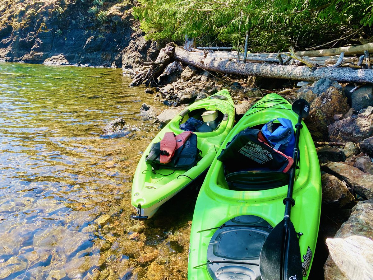 Yoz29's tweet photo. Under the sun, right in the middle of the lake.. 🚣🏽😎

#kayakingexperience
#kayaking
#sunnyday https://t.co/HsLjLtJL5V