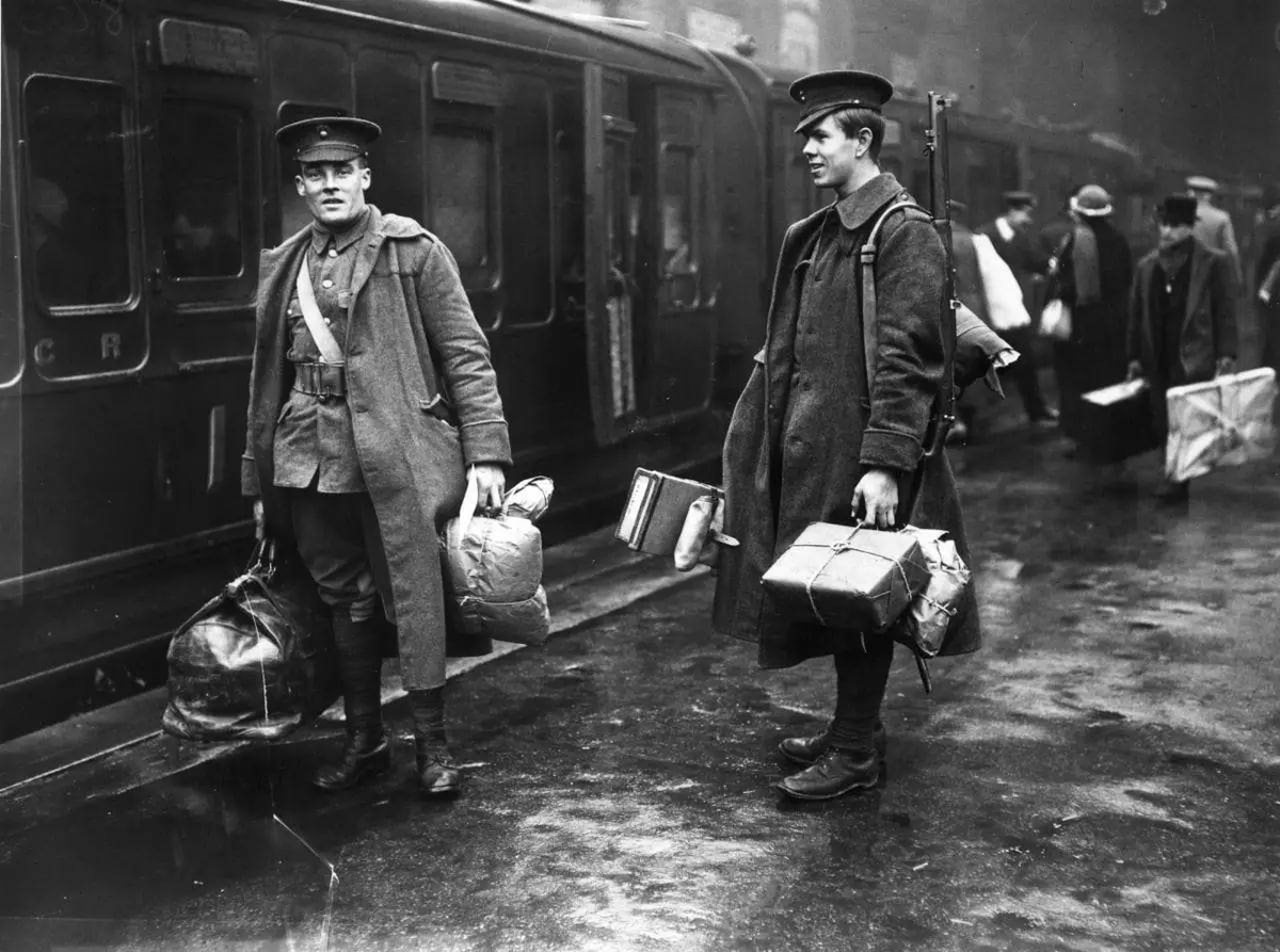 Lost___London's tweet photo. 🇬🇧 Two soldiers on the concourse at Victoria station, London, about to leave for the front line, December 1914 https://t.co/otTMwa9ji6