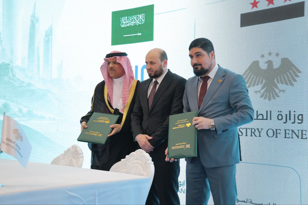 EMAlbasheir's tweet photo. نواصل خطواتنا بثبات نحو تحديث وتعزيز كفاءة خدماتنا من خلال توقيع اتفاقية توريد وتركيب العدادات الذكية لقطاع المياه ، في إطار خطة التحول الرقمي وتنظيم العمل ورفع جودة الخدمة المقدمة للمواطنين.

تمثل هذه الخطوة نقلة نوعية نحو بناء منظومة أكثر دقة وشفافية وكفاءة في إدارة الطاقة، بما يواكب التطورات التقنية الحدي��ة ويؤمن الاستدامة ويقلل الهدر ويعزز الأمن المائي.