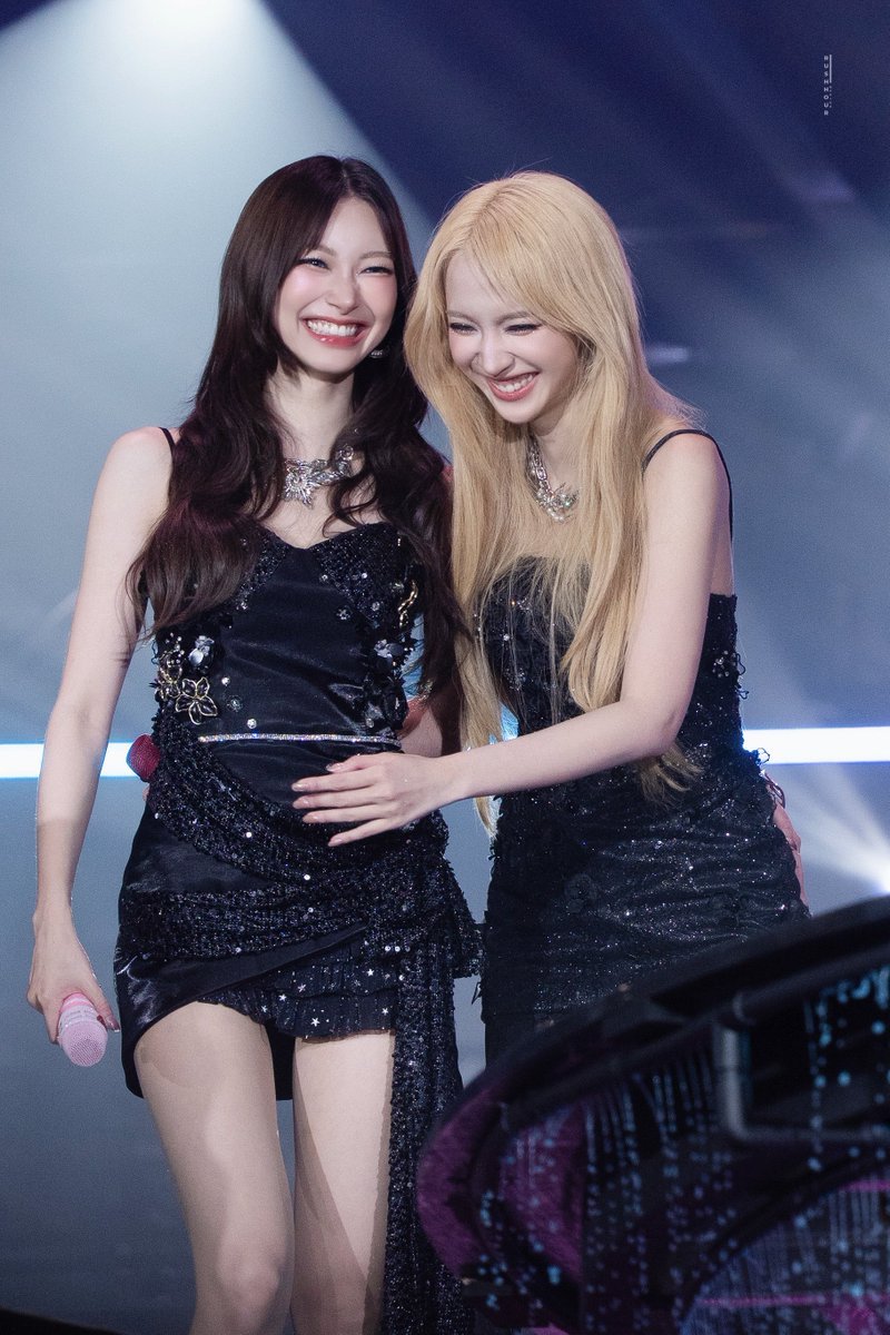 hifrom_flo's tweet photo. Help I love janjingjing so much and I didn't even plan I would love them this much, it's start to feel weird. I hope they will get another stage, I hope they will never stop getting stages, they are the happiest when they are on stage and I want to see them always be this happy https://t.co/iOtDLU6IGd