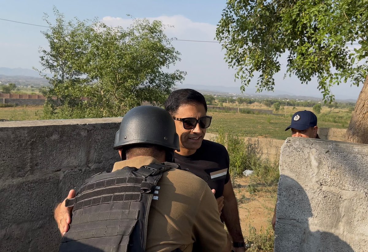 Gujrat_Police's tweet photo. ڈی پی او گجرات اختر فاروق نے رحمن پور، اعوان شریف، چڑیاولہ اور گوٹریالہ میں قائم پولیس چیک پوسٹس کا دورہ کیا۔ https://t.co/6bqwFVbcEo