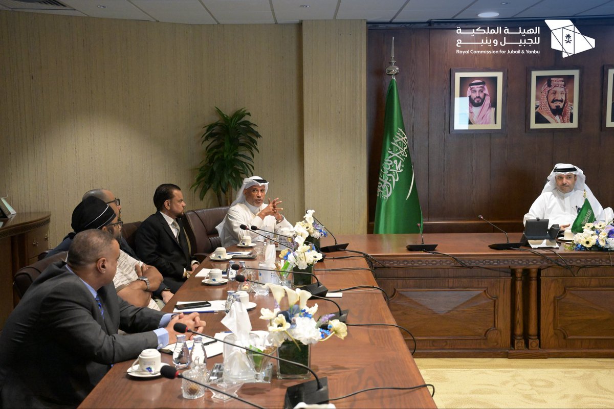 RCJY_Jubail's tweet photo. التقى الرئيس التنفيذي
م. محمود الذيب @_maltheeb
برئيس مجلس إدارة شركة الكفاح للمقاولات م. أسامة العفالق والوفد المرافق، وجرى خلال اللقاء تقديم عرض عن الشركة، واستراتيجية التحول الرقمي والتشغيلي في إدارة المشاريع 

#صناعة_وحياة https://t.co/07Aif4cvdT