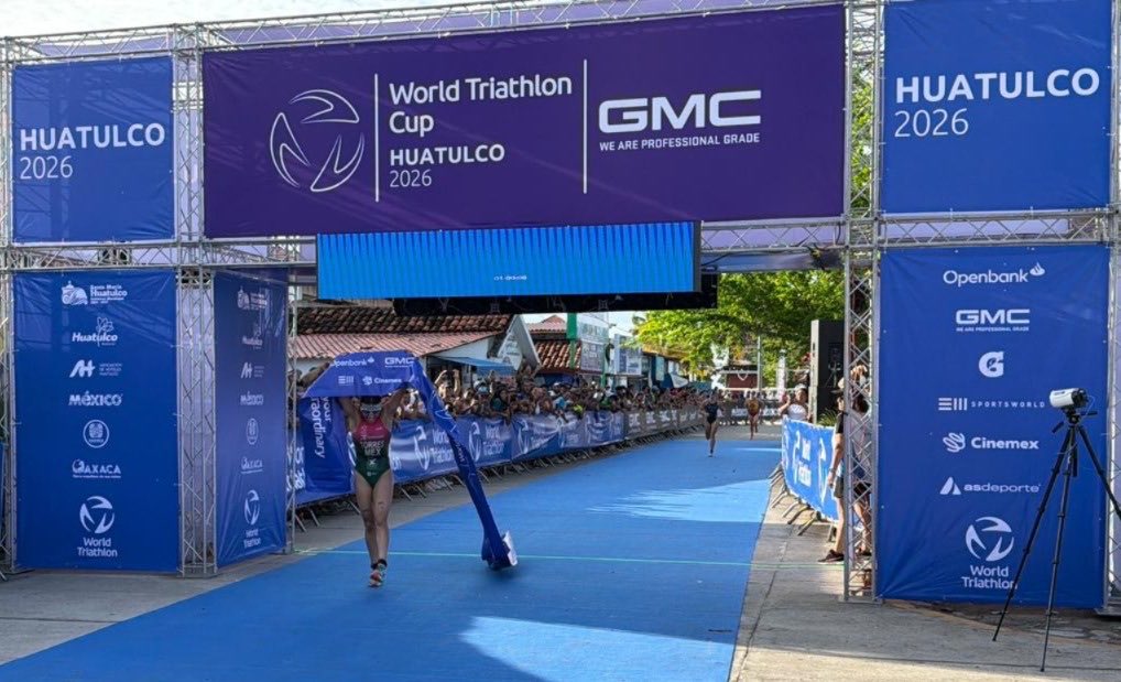 COM_Mexico's tweet photo. ¡ORO PARA MÉXICO EN HUATULCO! 🥇

Ana María Torres se corona campeona de la Copa del Mundo de Triatlón Huatulco 2026.

Suma puntos valiosísimos en el ranking y continúa su camino al proceso olímpico rumbo a Los Ángeles 2028.  

¡RT por este orgullo nacional! 🔥 https://t.co/XE55AYjAA7