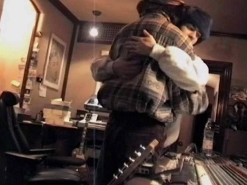 Marwablue's tweet photo. “George was the kind of guy who wasn’t going to leave until he hugged you for five minutes and told you how much he loved you.” - Tom Petty. 

Hazza Hugs: A Thread ! 🧵 🫂 https://t.co/fXJchewiS8