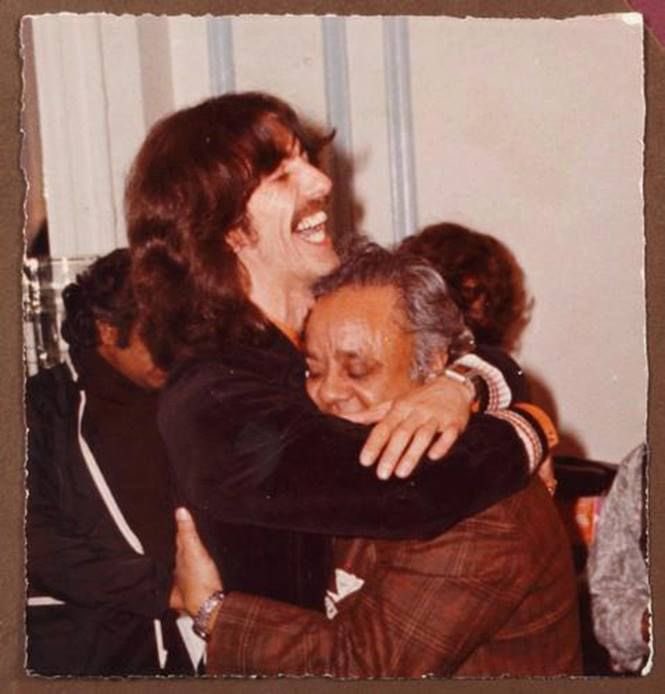 Marwablue's tweet photo. “George was the kind of guy who wasn’t going to leave until he hugged you for five minutes and told you how much he loved you.” - Tom Petty. 

Hazza Hugs: A Thread ! 🧵 🫂 https://t.co/fXJchewiS8