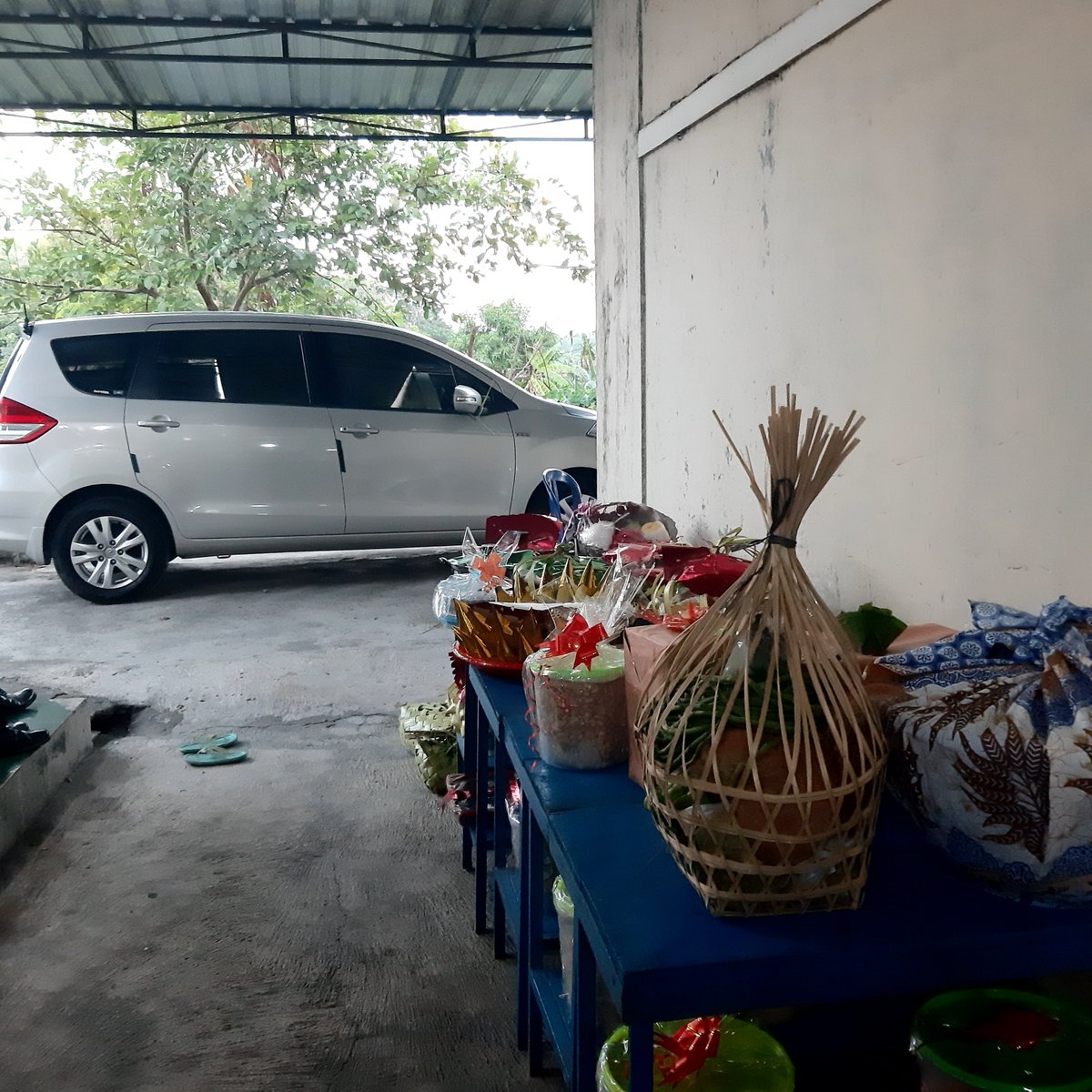 hendriprabowo's tweet photo. Skrg saya pakai mobil ini yg penting bisa diandalkan, yg paling cocok dg kebutuhan, budget &amp; selera saya. Mau org lain komen negatif saya sih bodo amat.
Sebuah mobil tua yg bikin saya bangga saat ketemu org yg baru sadar bhw Suzuki yg ini 'unik' &amp; 'limited'. https://t.co/TfzrJhkiEm