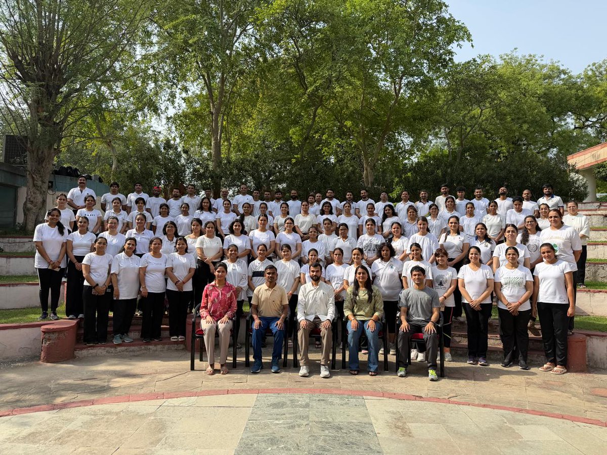 mdniy's tweet photo. आज मोरारजी देसाई राष्ट्रीय योग संस्थान में एफसीवाईसीडब्ल्यू (वीकेंड) बैच के विद्यार्थियों के लिए षट्कर्म कार्यशाला का आयोजन किया गया। कार्यशाला के दौरान छात्र-छात्राओं ने कुंजल, जल नेति एवं सूत्र नेति जैसी षट्कर्म आधारित शुद्धि क्रियाओं का अभ्यास किया तथा इनके वैज्ञानिक एवं पारंपरिक महत्व को समझा।

इस कार्यशाला के दौरान योग प्रशिक्षकों खुशबू शर्मा, वसुधा राजावत एवं ललित गंगवाल की उपस्थिति दर्ज की गई। विद्यार्थियों ने षट्कर्म अभ्यास के माध्यम से शरीर एवं मन की शुद्धि, स्वास्थ्य संवर्धन तथा योगाभ्यास की तैयारी में इन क्रियाओं की महत्वपूर्ण भूमिका के बारे में जानकारी प्राप्त की।

#ShatkarmaWorkshop #YogaEducation #YogaTraining #KunjalKriya #JalNeti #SutraNeti #YogicCleansing #YogaForHealth #TraditionalYoga #HolisticWellness #YogaPractice