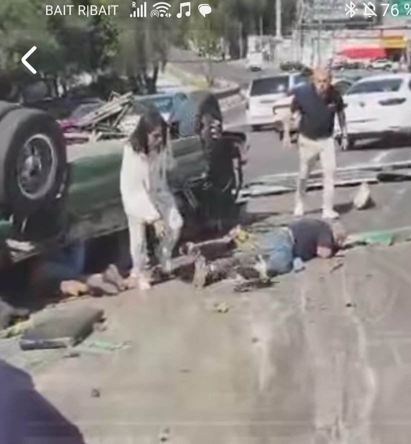 Decimoman's tweet photo. La falta de humanidad de la señora de blanco, se puede definir en una sola palabra? 
#Tlalnepantla #Accidente https://t.co/D4EwDtxIbG