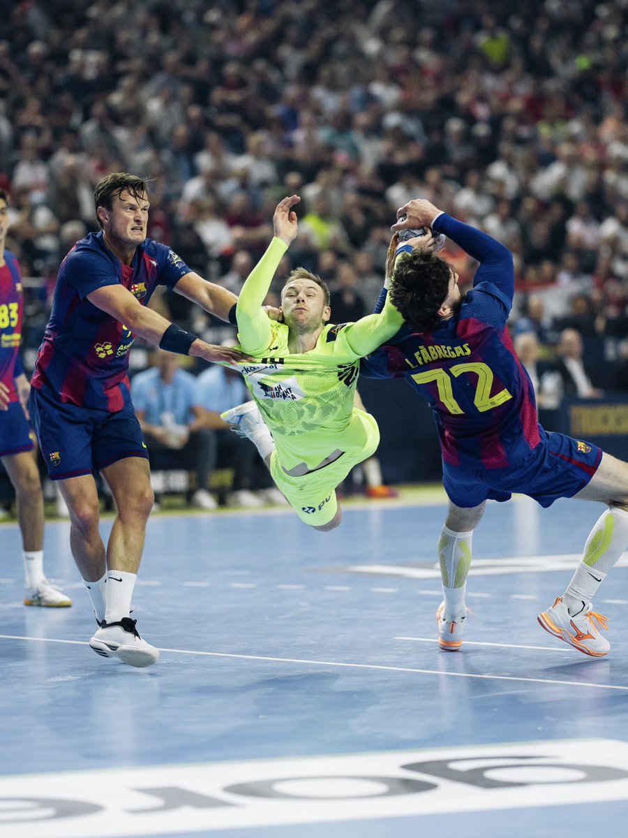 HendrikWuest's tweet photo. Ein echter Hexenkessel: Beim EHF FINAL4 in der Lanxess Arena gewinnt Barcelona knapp die Champions League gegen die Füchse Berlin. Köln ist Heimat des europäischen Spitzenhandballs – und genau dafür steht auch unsere Olympiabewerbung: die größte Bühne für den größten Moment. https://t.co/EOFkny20LY