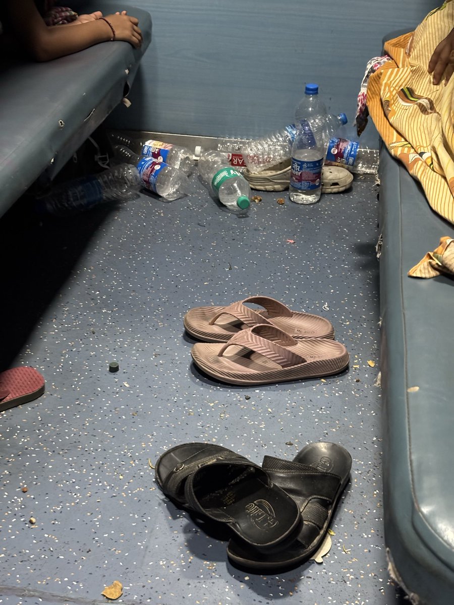 jvksanilkumar's tweet photo. @RailwaySeva @drmgtl This is the couch cleanness https://t.co/o1ZEwWdzI3