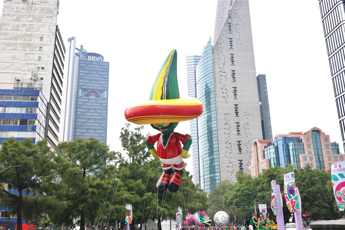 SEPICDMX's tweet photo. En el  Paseo de la Reforma se disfrutó el Gran Desfile Mundialista donde las 32 entidades federativas  participaron haciendo un caleidoscopio de tradición, música y color.

#Lapelotavuelveacasa porque en la CDMX se vive un Mundial de juego limpio y sociedad justa. ⚽ https://t.co/42kKlj7hOn