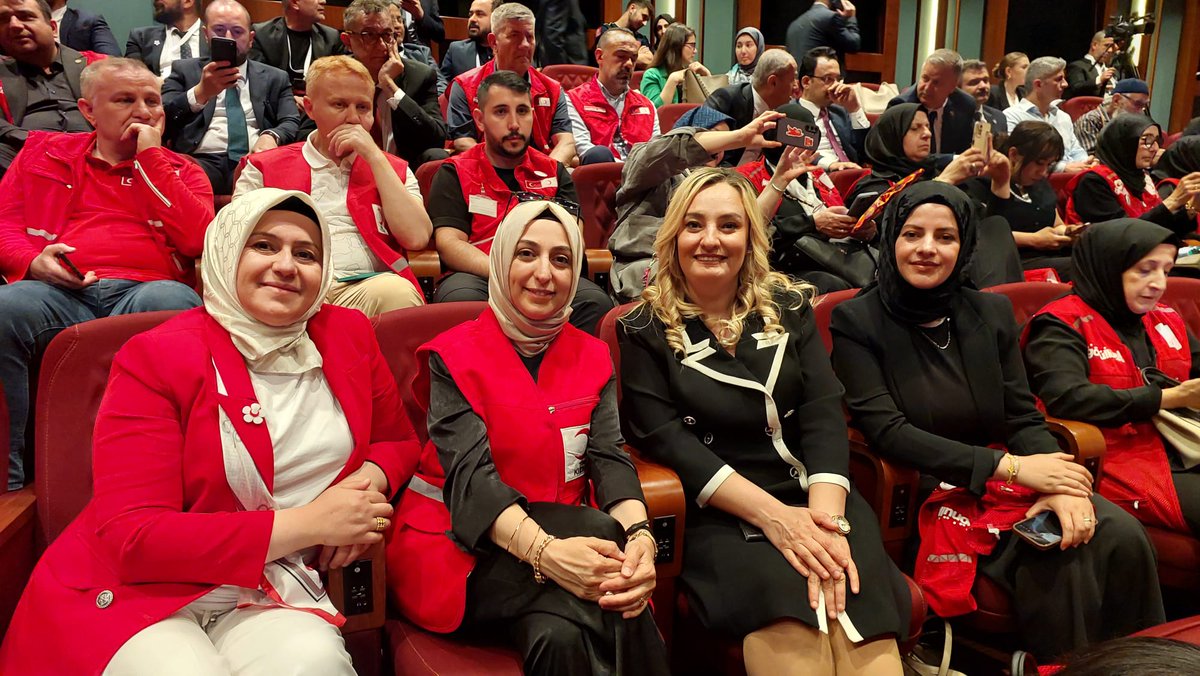 kizilaykadin06's tweet photo. 81 İlden, 81 Hilal-i Ahmer Çiçeği... 🌺

​Kızılay Kadın Gönüllülerimizce el emeği göz nuruyla hazırlanan "İyilikle Açan Çiçekler" sergisinde, gönüllülerimizin emek verdiği değerli eserler de yer aldı. Bu anlamlı organizasyonda emeği geçen tüm gönüllülerimize teşekkür ederiz. ❤️ https://t.co/OwhVbGQwKC