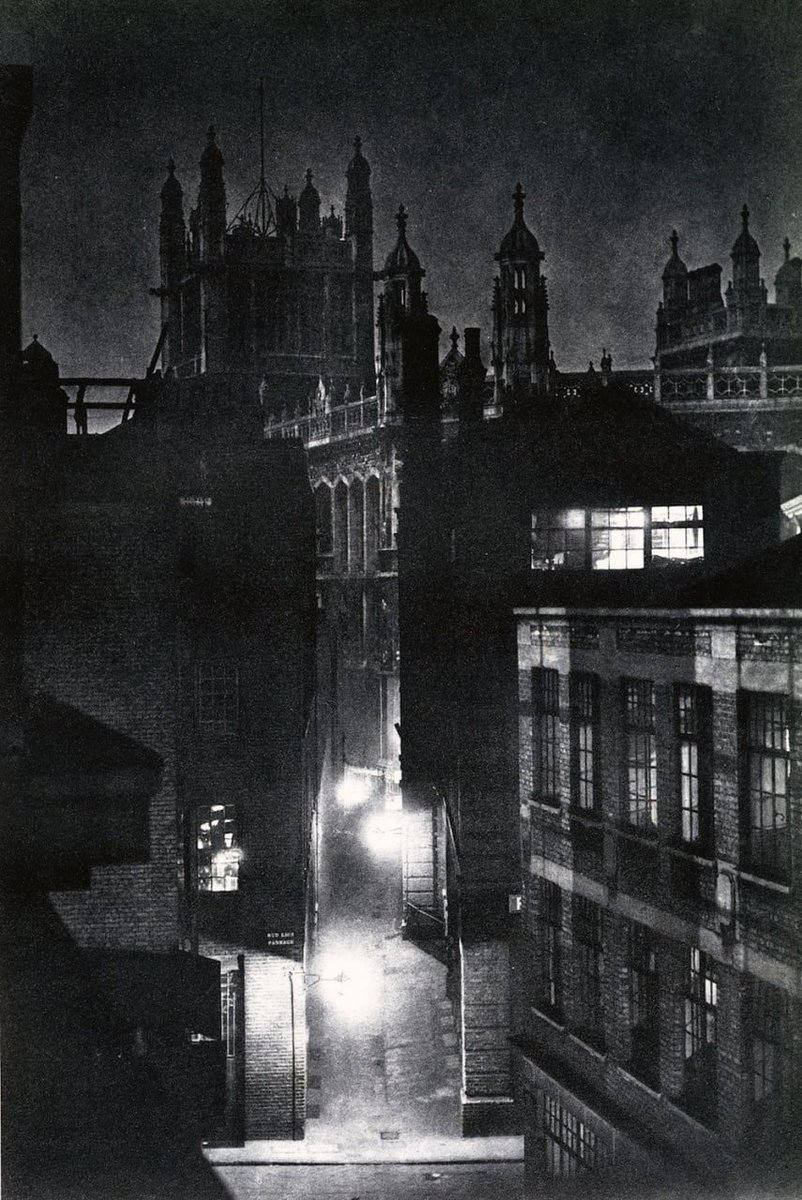 Lost___London's tweet photo. 🇬🇧 Night time in London, 1930s https://t.co/n7eJJok6O9