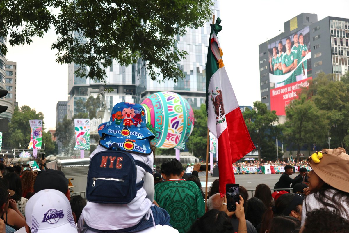 SEPICDMX's tweet photo. En el  Paseo de la Reforma se disfrutó el Gran Desfile Mundialista donde las 32 entidades federativas  participaron haciendo un caleidoscopio de tradición, música y color.

#Lapelotavuelveacasa porque en la CDMX se vive un Mundial de juego limpio y sociedad justa. ⚽ https://t.co/42kKlj7hOn