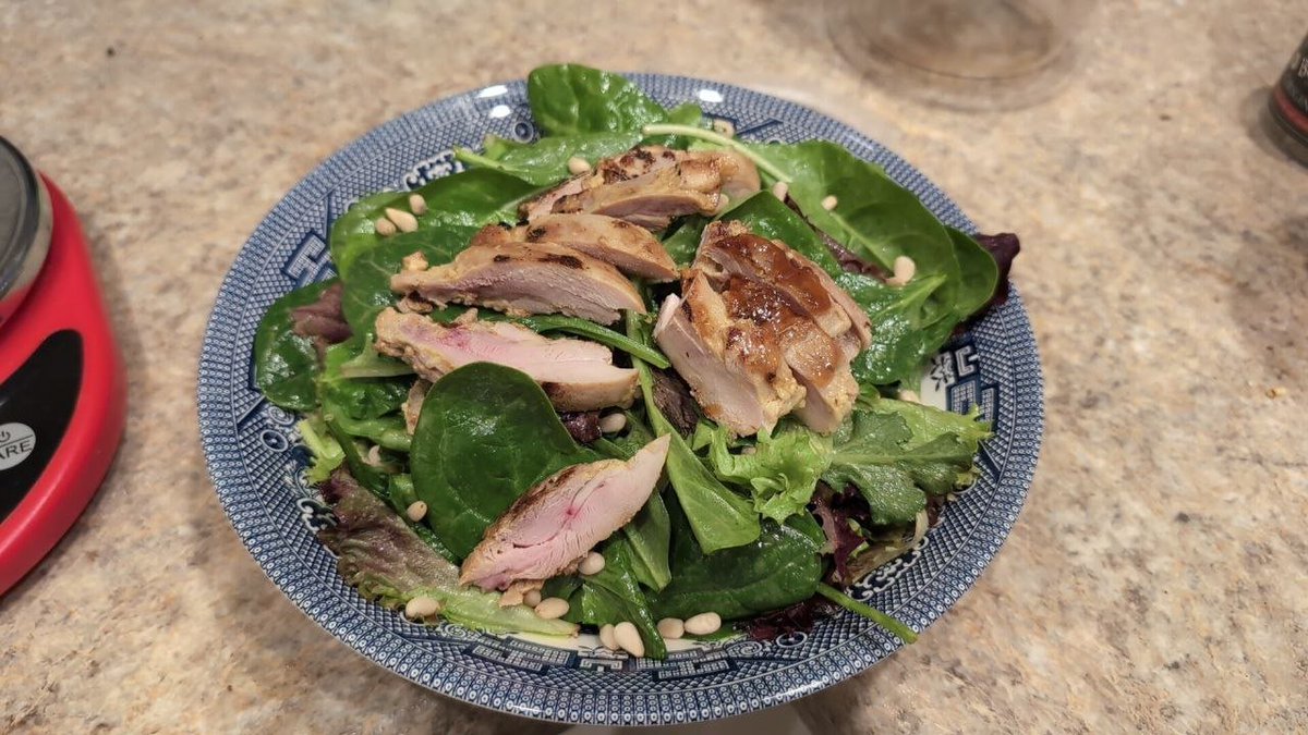 Isabella625888's tweet photo. Tonight, I didn’t feel like eating anything too heavy, so I made a simple chicken salad https://t.co/aDRpwUXtqS