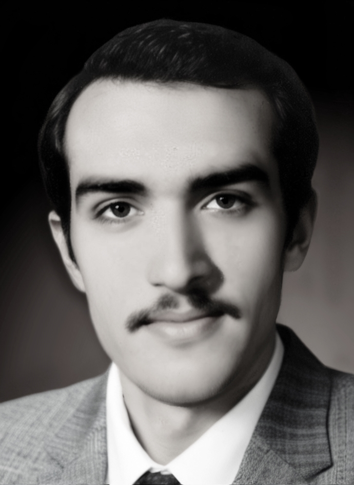 PMOIRAN's tweet photo. 🟧در بسترش ایران را کشید
و مشتی که داس و تفنگ را در کف گرفت

نماد مقاومت در برابر استبداد برای تحقق آبادانی
 و سندانی که نماد زحمتکشان استثمارشده گشت

و در بالای آن آیه‌ای از قران که فلسفه وجودی «انسان» از نگاه توحیدی را می‌‌گوید: 
فَضَّلَ اللَّهُ الْمُجَاهِدِينَ عَلَى الْقَاعِدِينَ أَجْرًا عَظِيمًا

و از آن روز بیش از ۵دهه است که این آرم، نماد سازمان و آرمانی است که بارها خواستند نابودش کنند، اما هربار روئین‌تن و فناناپذیر از خاکستر خود برخاست

🟥۲۵خرداد، سالروز شهادت مجاهد قهرمان رضا رضایی در سال ۱۳۵۲ در درگیری با ساواک شاه، گرامی باد

طراح آرم ماندگار سازمان پر افتخار #مجاهدین خلق ایران✌️