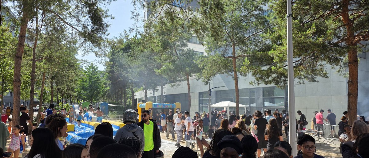RMuzeau's tweet photo. Belle réussite pour cette 2ᵉ Fête du quartier Berges de Seine !
Merci aux organisateurs et habitants mobilisés.
Ces moments de convivialité font vivre nos quartiers 🙏
☀️ Heureux d'avoir partagé ce moment avec mes adjoints et les Clichois.
#Clichy #BergesDeSeine https://t.co/jbgjm8adjE