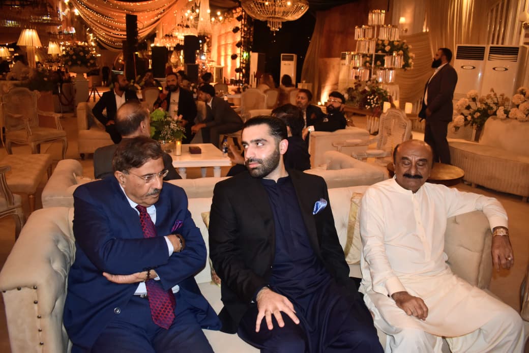 MuhammadGh42451's tweet photo. کراچی: صوبائی وزیر اطلاعات, ٹرانسپورٹ و ماس ٹرانزٹ شرجیل انعام میمن اور پیپلز پارٹی کے رہنما راول شرجیل میمن نے کراچی میں جناب نور محمد کاکڑ کے صاحبزادے کی شادی کی تقریب میں شرکت کی
 تقریب میں مختلف سیاسی، سماجی اور کاروباری شخصیات نےبھی شرکت کی
@sharjeelinam @rawalsharjeel https://t.co/rLsbSXMEAy