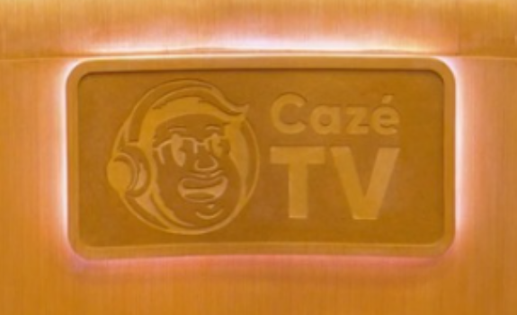 lucasbouz0n's tweet photo. minha frescura de designer é ficar incomodado com esse logo da cazé tv em negativo por ta em um fundo escuro. pqp que nervoso desse erro https://t.co/b8p0Bb1eMd