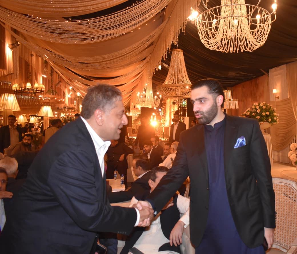 MuhammadGh42451's tweet photo. کراچی: صوبائی وزیر اطلاعات, ٹرانسپورٹ و ماس ٹرانزٹ شرجیل انعام میمن اور پیپلز پارٹی کے رہنما راول شرجیل میمن نے کراچی میں جناب نور محمد کاکڑ کے صاحبزادے کی شادی کی تقریب میں شرکت کی
 تقریب میں مختلف سیاسی، سماجی اور کاروباری شخصیات نےبھی شرکت کی
@sharjeelinam @rawalsharjeel https://t.co/9Y0mdwNVrN