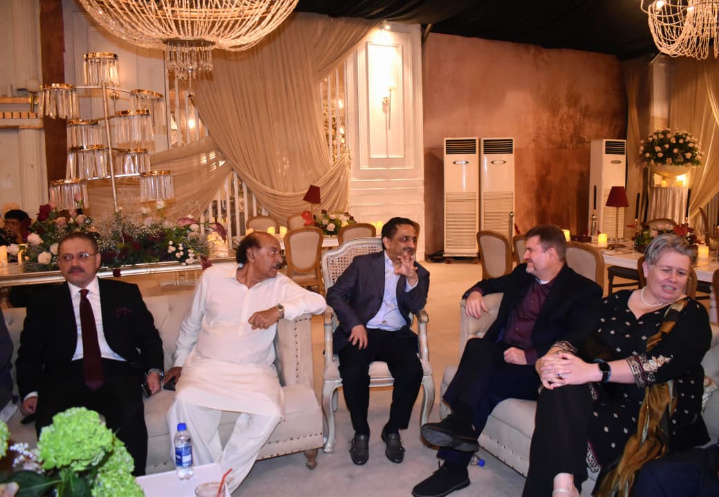 MuhammadGh42451's tweet photo. کراچی: صوبائی وزیر اطلاعات, ٹرانسپورٹ و ماس ٹرانزٹ شرجیل انعام میمن اور پیپلز پارٹی کے رہنما راول شرجیل میمن نے کراچی میں جناب نور محمد کاکڑ کے صاحبزادے کی شادی کی تقریب میں شرکت کی
 تقریب میں مختلف سیاسی، سماجی اور کاروباری شخصیات نےبھی شرکت کی
@sharjeelinam @rawalsharjeel https://t.co/9Y0mdwNVrN