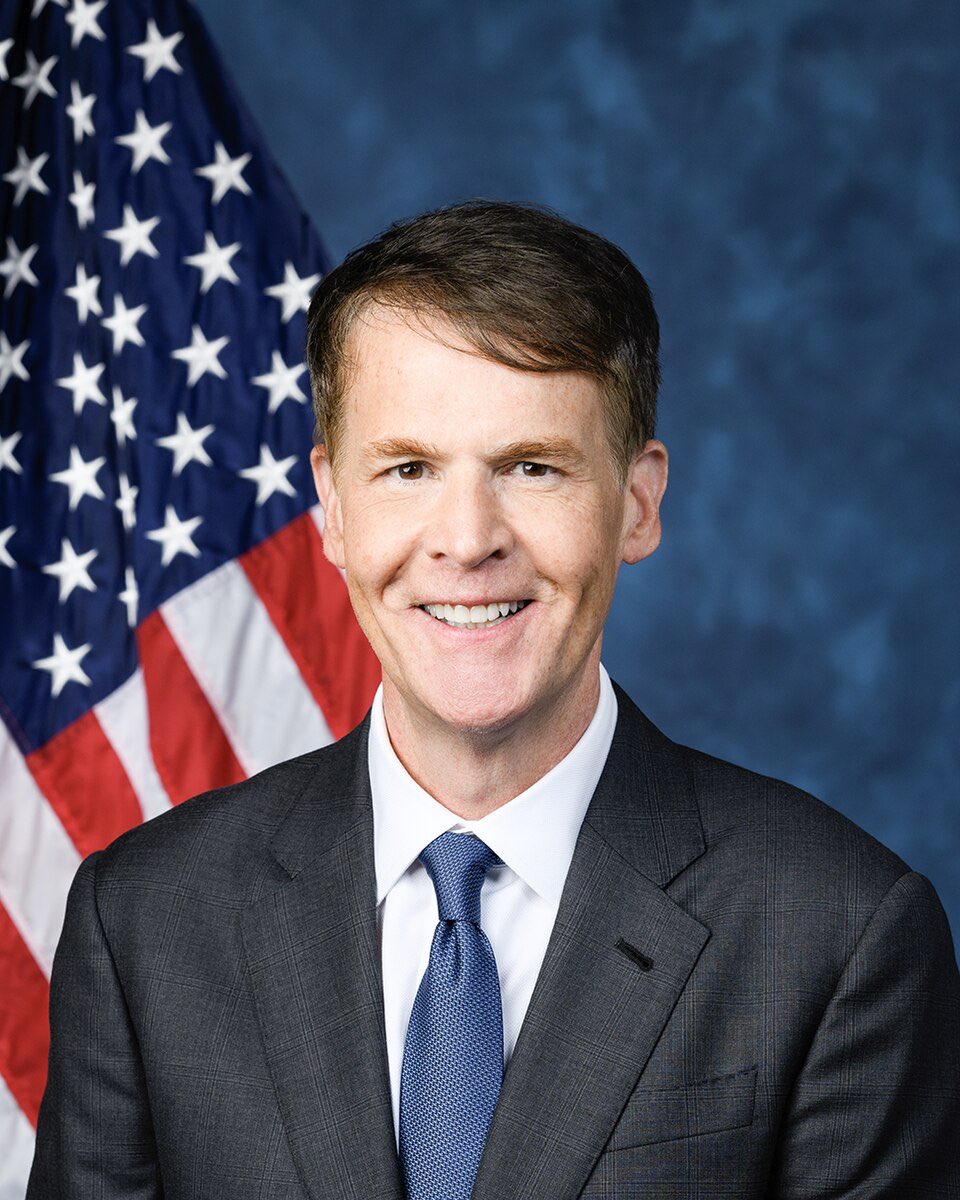 insiderwave_'s tweet photo. This is the RICHEST member of Congress.

Meet Jefferson Shreve.

A Republican U.S. Representative for Indiana’s 6th Congressional District.

He founded a self storage company in his senior year of college.

He grew it into the largest Indiana-based self storage operator.

In 2022, he sold it to Extra Space Storage for $590 Million.

He has an impressive $183m stock portfolio.

Although 85% of it is Extra Space Storage stock ($EXR)

He’s holding 99 more stocks.